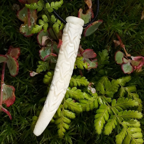 De Aardewinkel Lindwurm Tand Handgesneden Amulet De Aardewinkel Lindwurm Tand Handgesneden Amulet